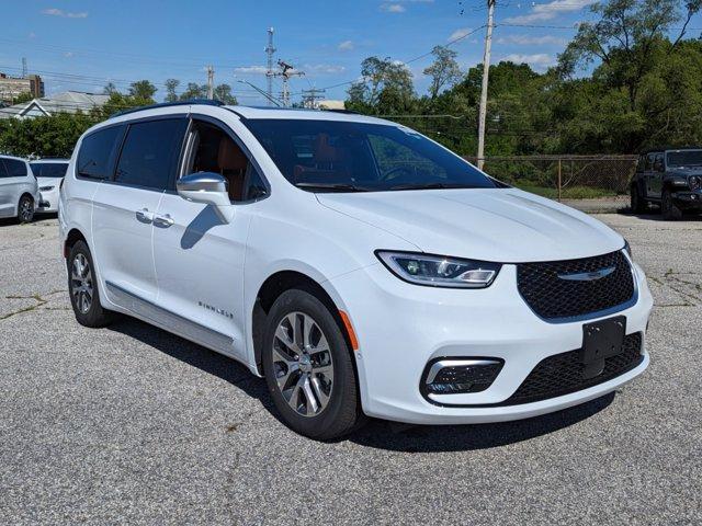 new 2024 Chrysler Pacifica Hybrid car