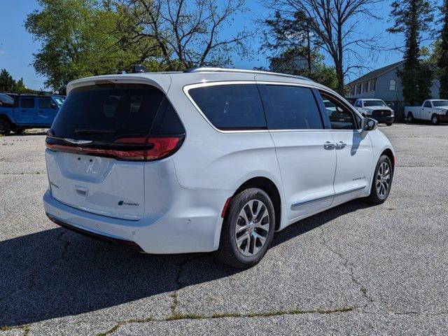 new 2024 Chrysler Pacifica Hybrid car