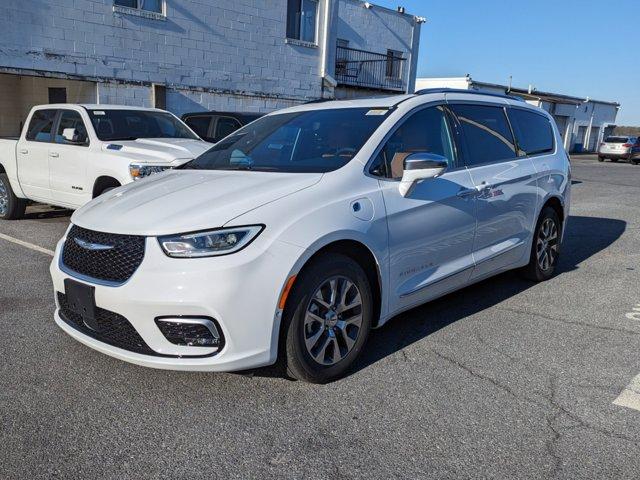 new 2024 Chrysler Pacifica Hybrid car