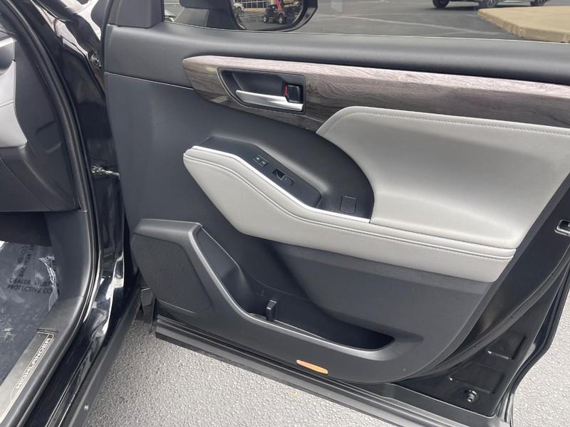 used 2021 Toyota Highlander car, priced at $36,506