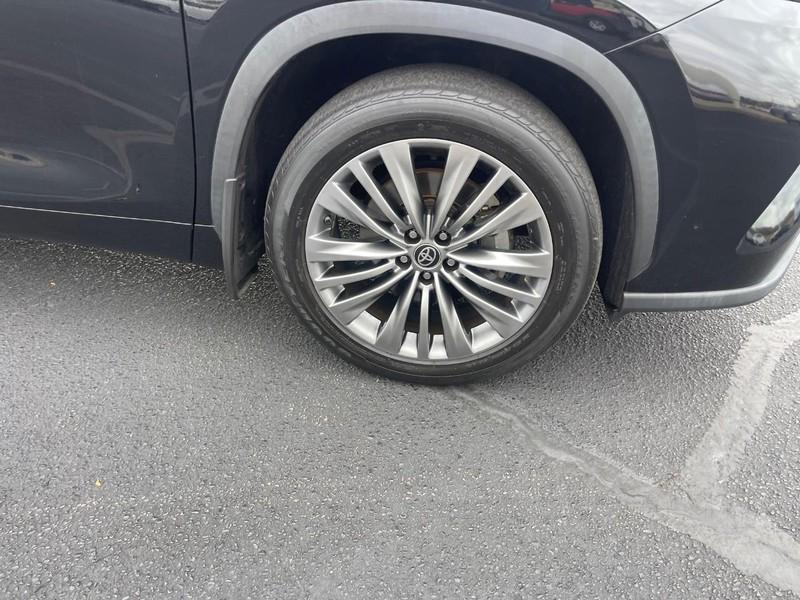 used 2021 Toyota Highlander car, priced at $36,506