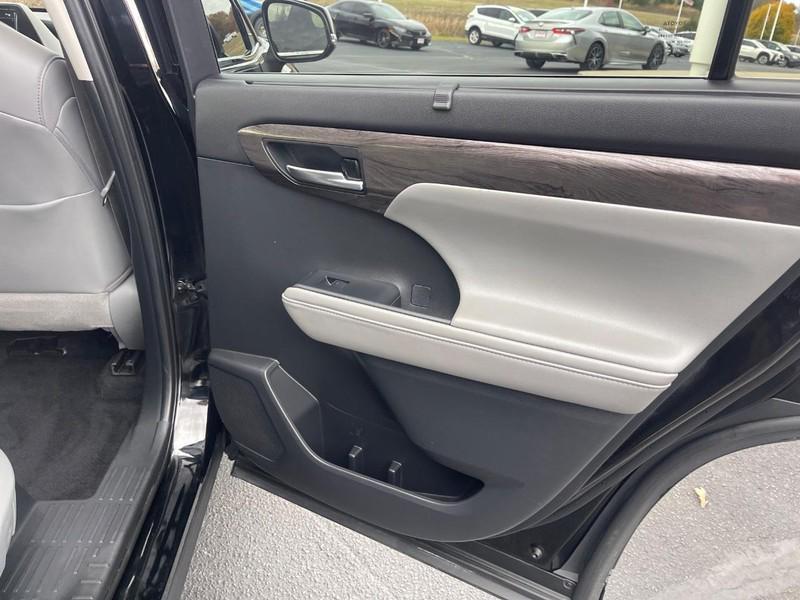 used 2021 Toyota Highlander car, priced at $36,506