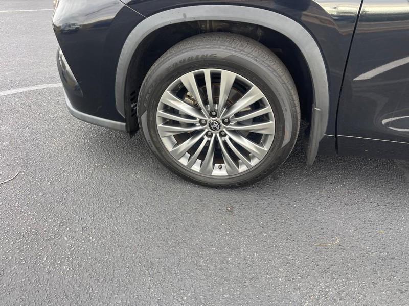 used 2021 Toyota Highlander car, priced at $36,506