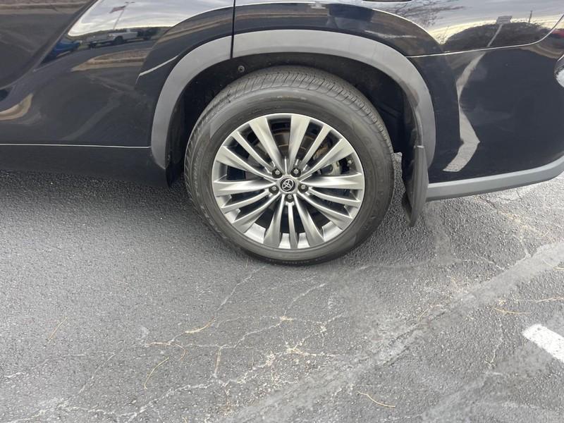 used 2021 Toyota Highlander car, priced at $36,506