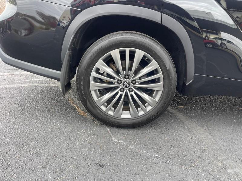 used 2021 Toyota Highlander car, priced at $36,506
