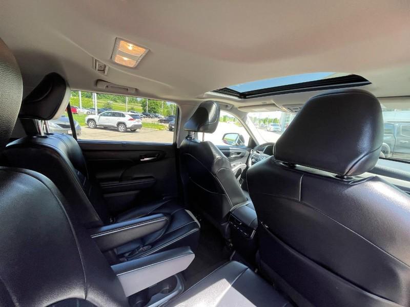 used 2022 Toyota Highlander Hybrid car, priced at $32,999