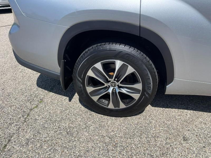used 2022 Toyota Highlander Hybrid car, priced at $32,999
