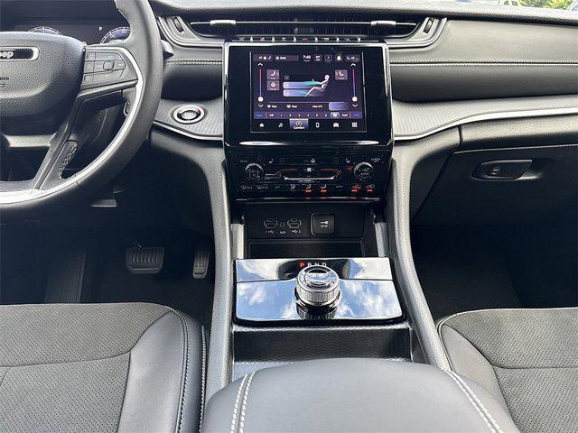 new 2025 Jeep Grand Cherokee car, priced at $38,748