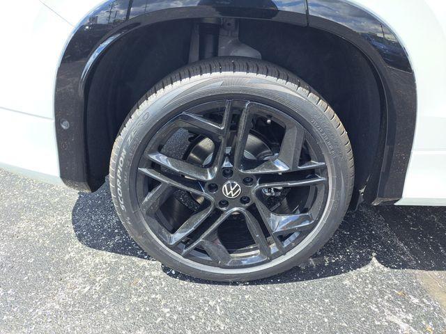 new 2025 Volkswagen Tiguan car, priced at $38,998