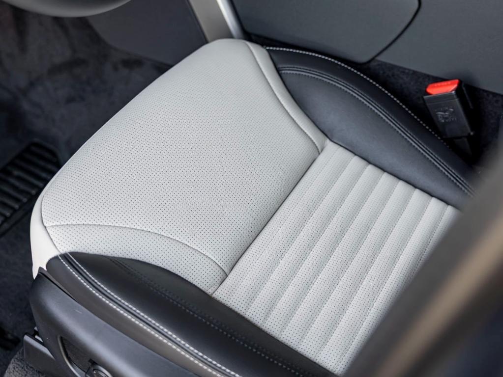 new 2025 Land Rover Discovery car, priced at $72,863