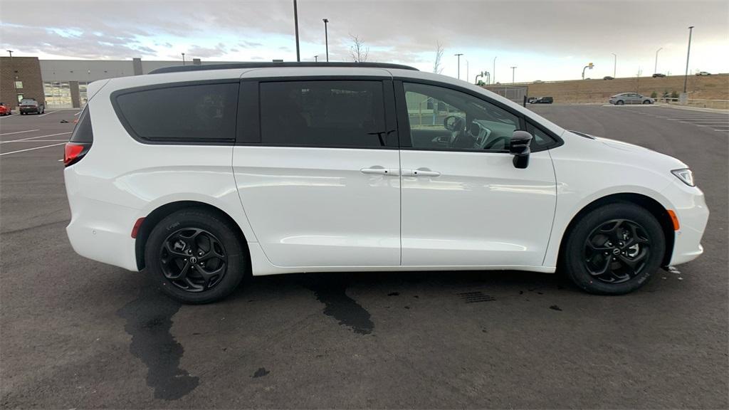 new 2025 Chrysler Pacifica Hybrid car, priced at $42,066