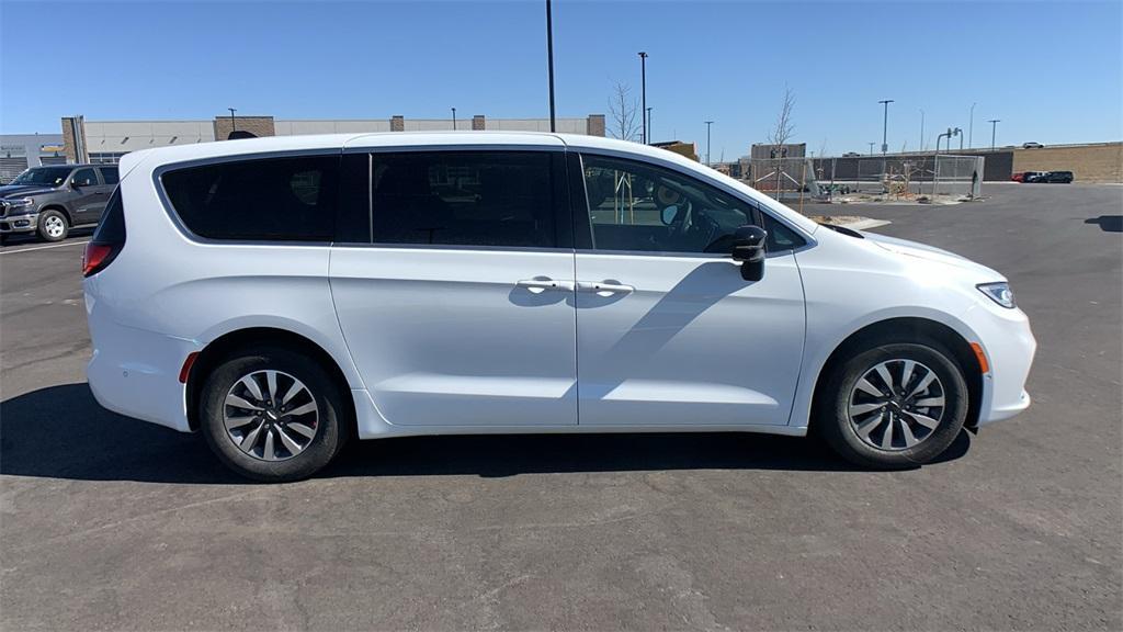 new 2025 Chrysler Pacifica Hybrid car, priced at $37,470