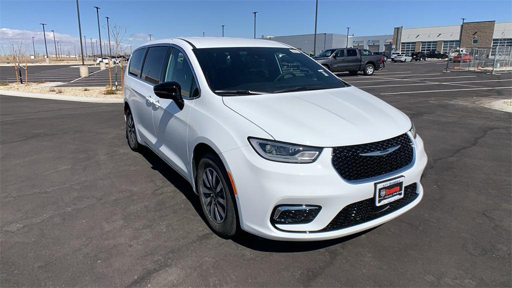 new 2025 Chrysler Pacifica Hybrid car, priced at $37,470