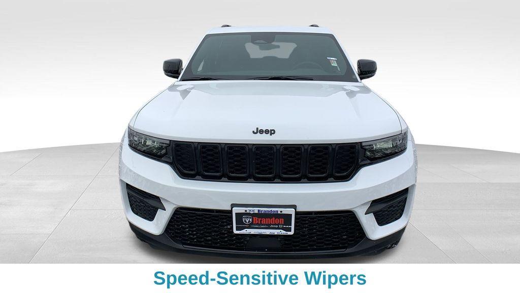 new 2025 Jeep Grand Cherokee car, priced at $40,702