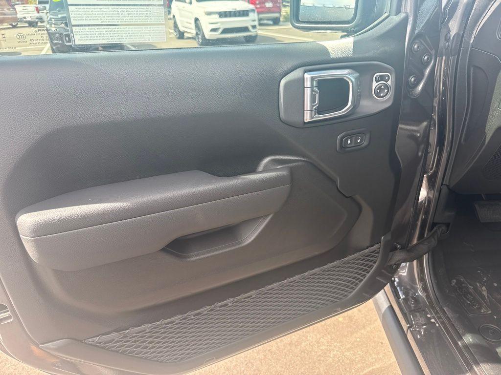 new 2025 Jeep Gladiator car, priced at $46,572