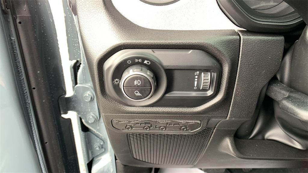 new 2025 Jeep Gladiator car, priced at $41,302
