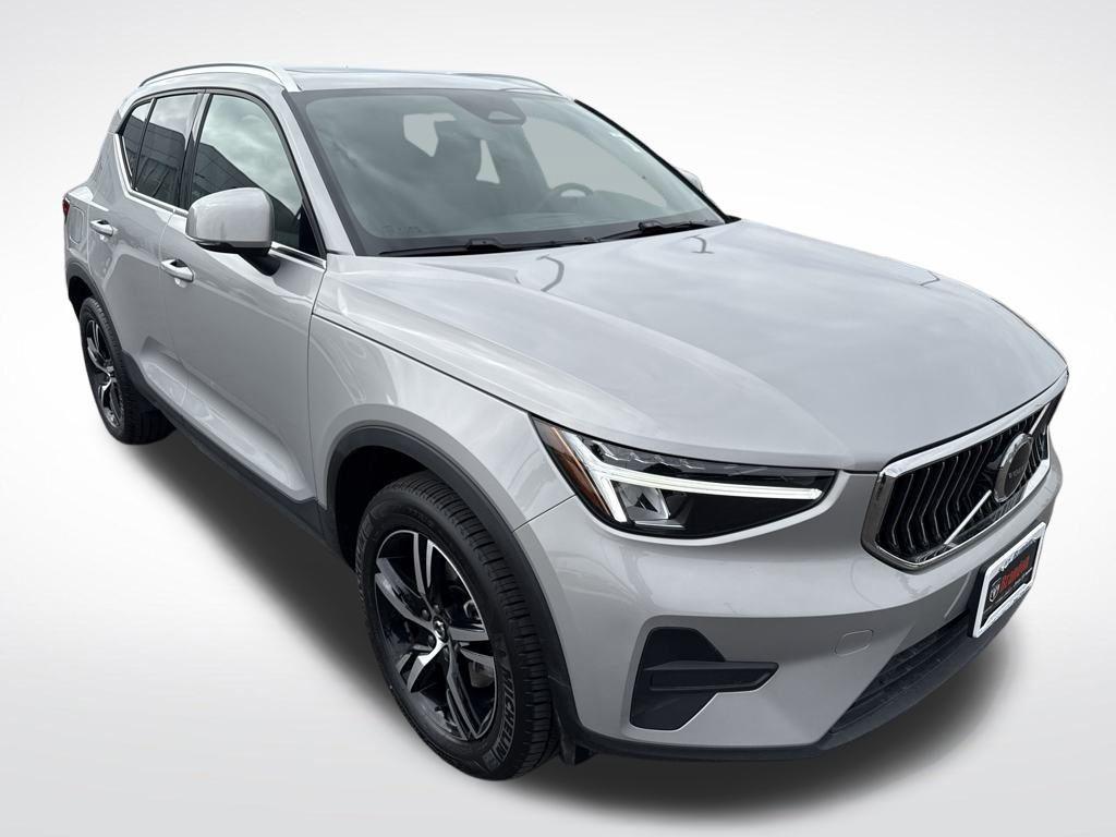 used 2025 Volvo XC40 car, priced at $31,612