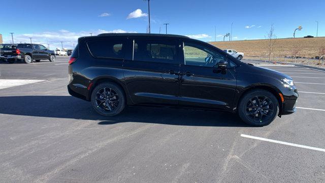 new 2025 Chrysler Pacifica car, priced at $53,051