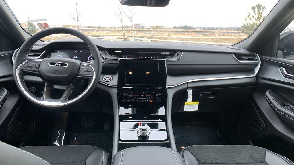 new 2025 Jeep Grand Cherokee car, priced at $42,568