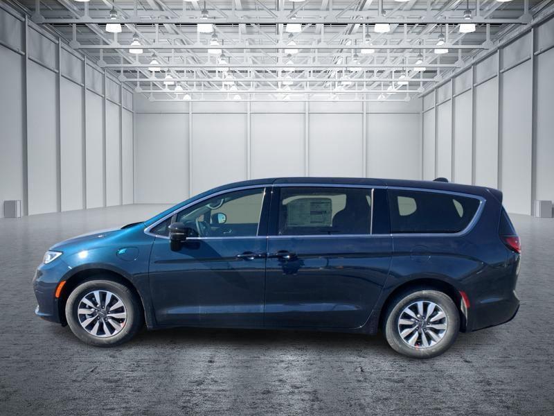 new 2025 Chrysler Pacifica Hybrid car, priced at $33,874