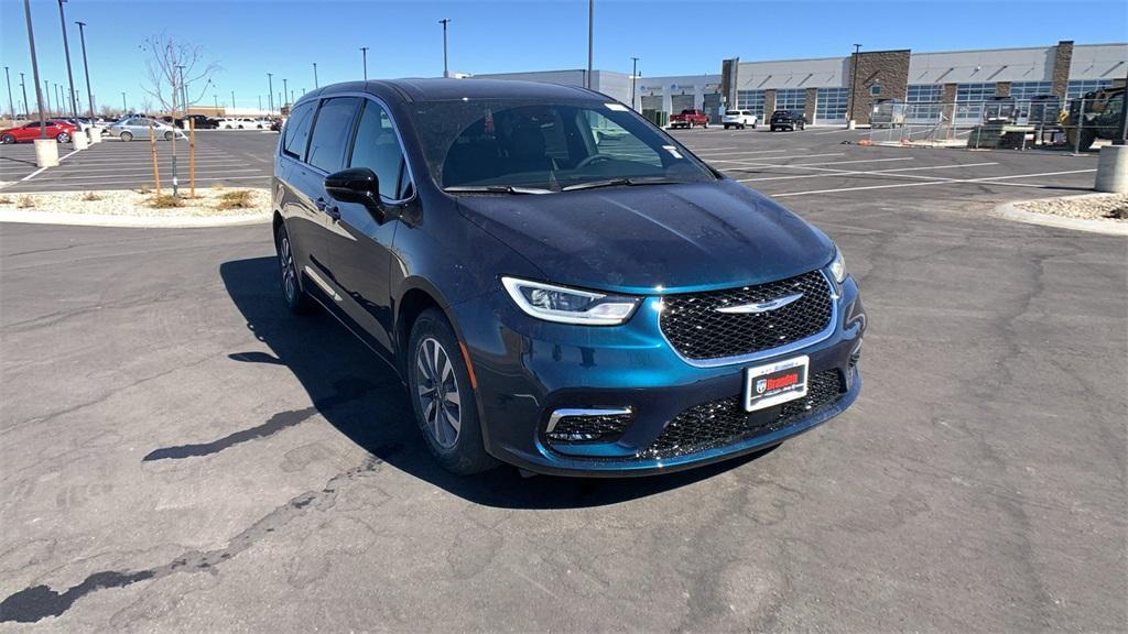 new 2025 Chrysler Pacifica Hybrid car, priced at $33,874