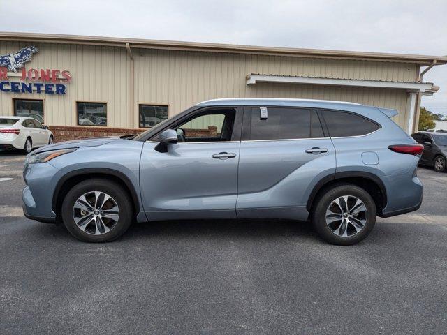 used 2022 Toyota Highlander car, priced at $37,700