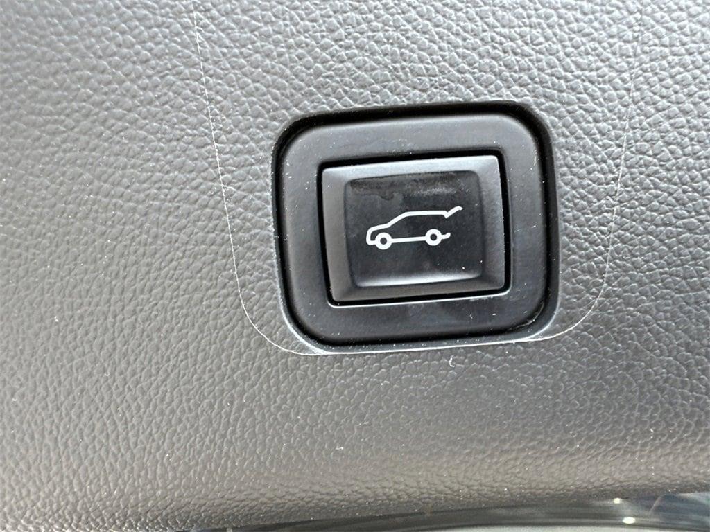 used 2022 Chevrolet Traverse car, priced at $19,274