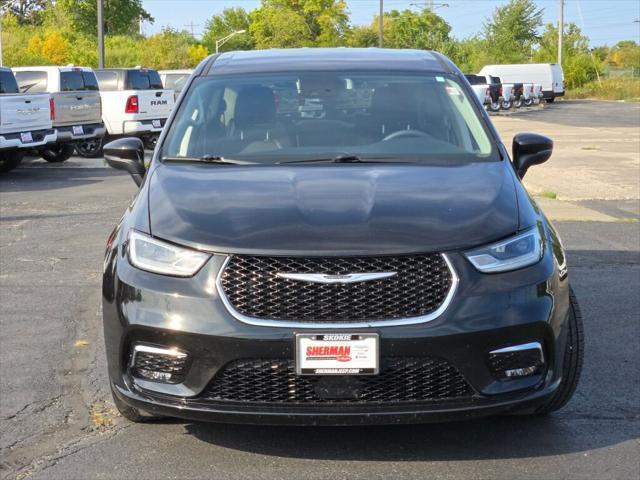 used 2023 Chrysler Pacifica Hybrid car, priced at $26,000