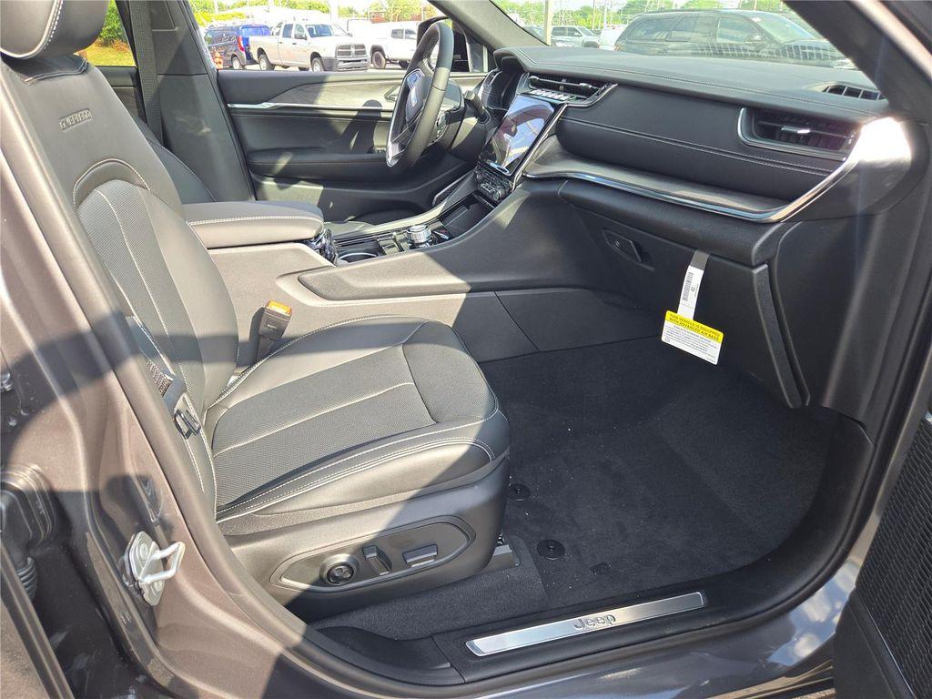 new 2025 Jeep Grand Cherokee car, priced at $50,330