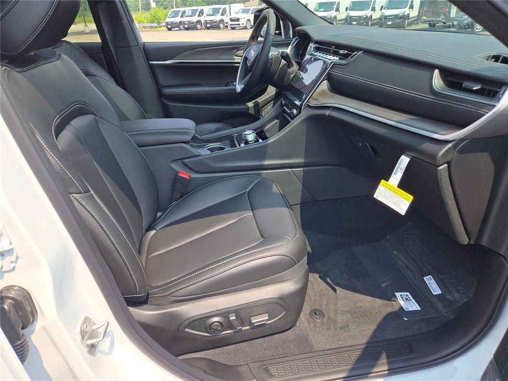 new 2025 Jeep Grand Cherokee car, priced at $40,165