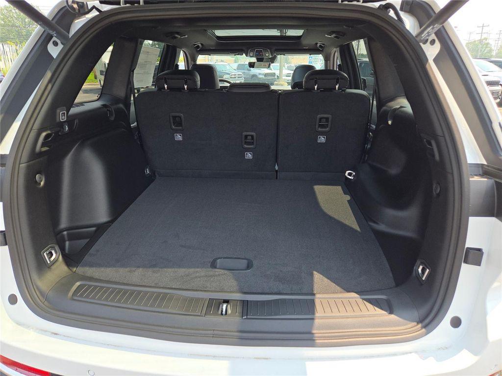 new 2025 Jeep Grand Cherokee car, priced at $40,165