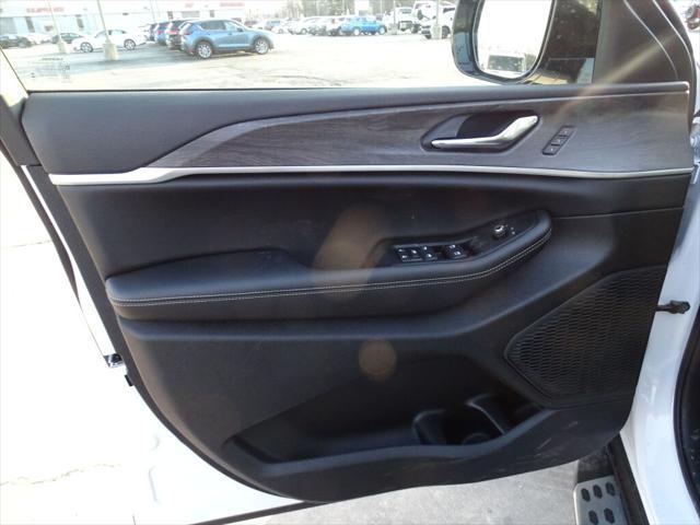 new 2025 Jeep Grand Cherokee car, priced at $46,010
