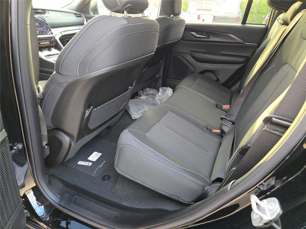 new 2025 Jeep Grand Cherokee car, priced at $32,300