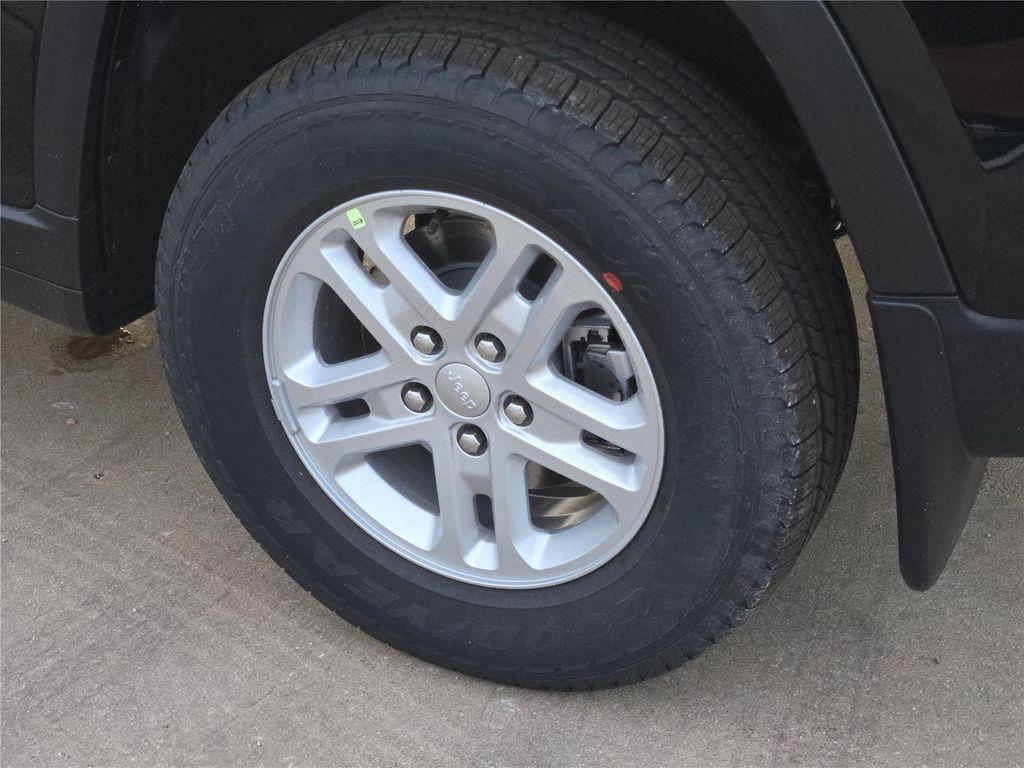 new 2025 Jeep Grand Cherokee car, priced at $32,300