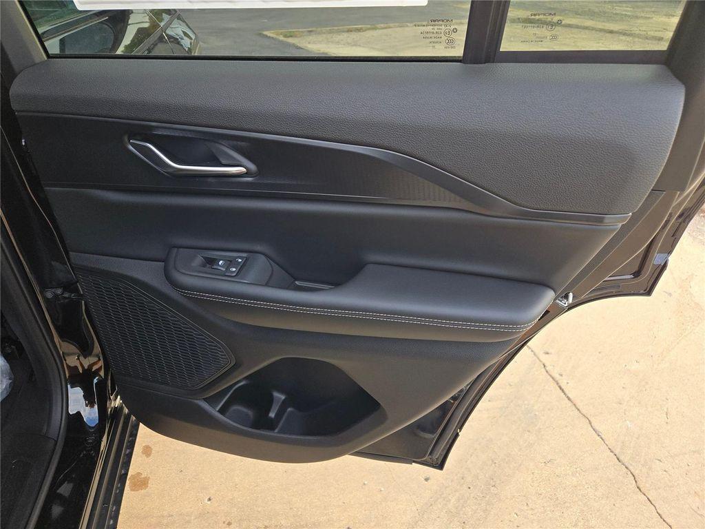 new 2025 Jeep Grand Cherokee car, priced at $32,300