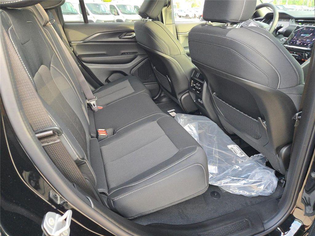 new 2025 Jeep Grand Cherokee car, priced at $32,300