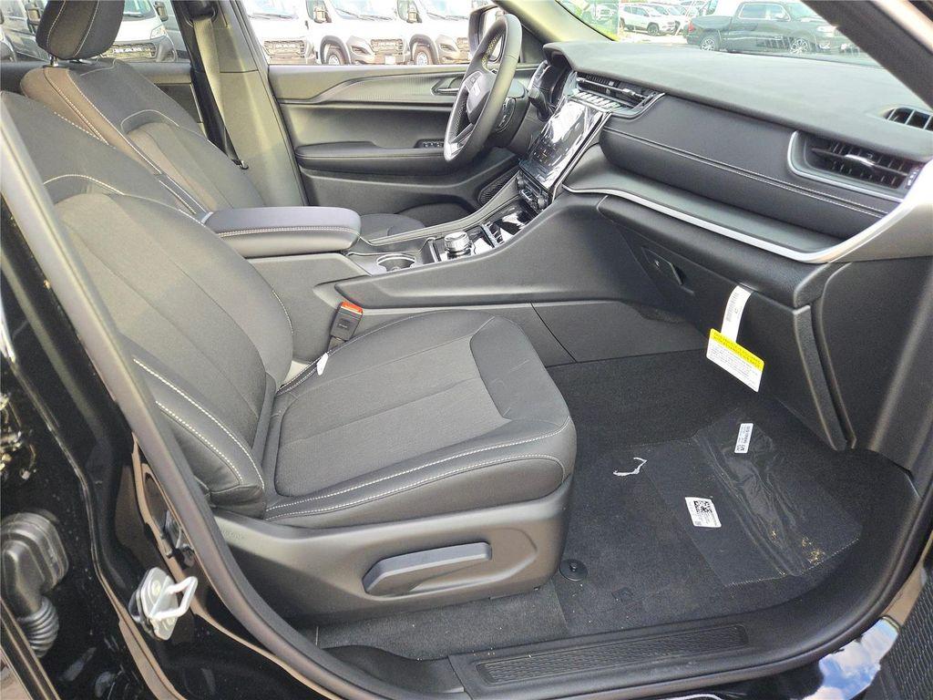 new 2025 Jeep Grand Cherokee car, priced at $32,300