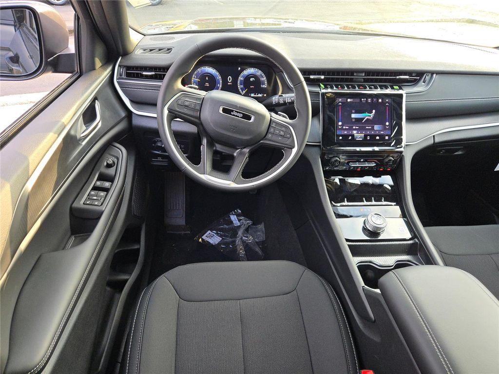 new 2025 Jeep Grand Cherokee car, priced at $32,300