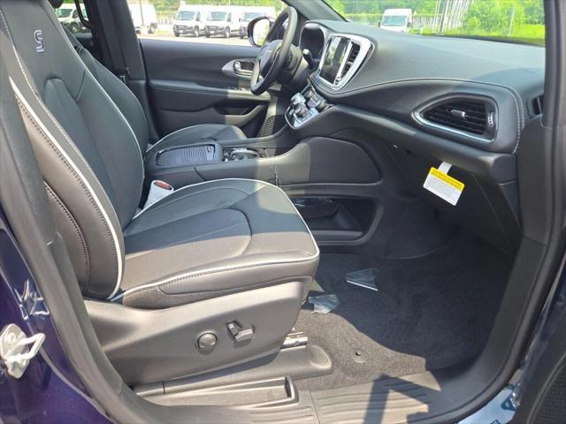 new 2025 Chrysler Pacifica car, priced at $59,660