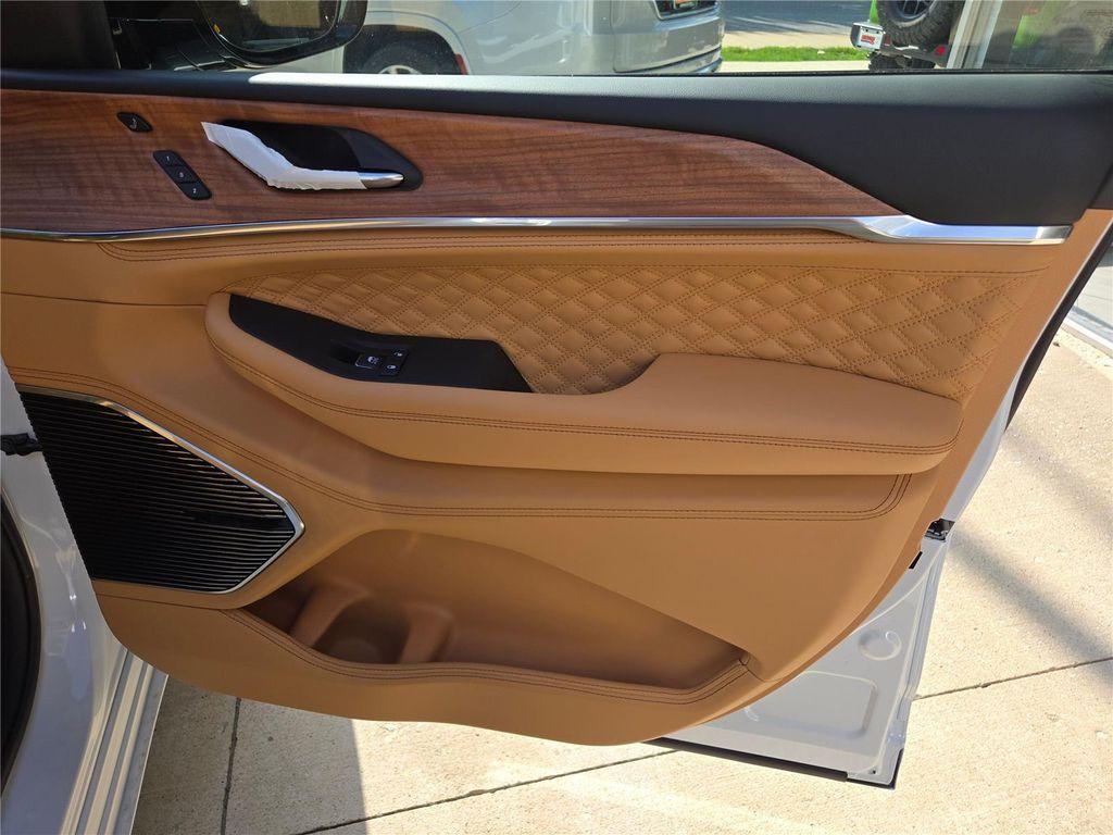 new 2025 Jeep Grand Cherokee car, priced at $54,285