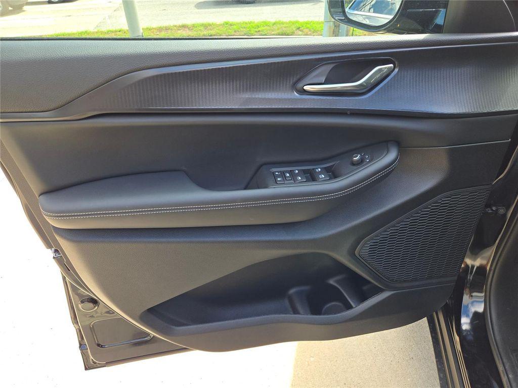 new 2025 Jeep Grand Cherokee car, priced at $38,625