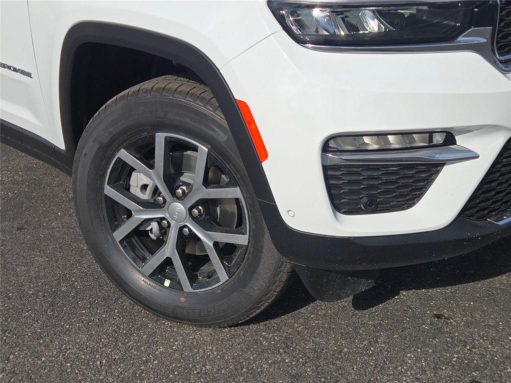 new 2025 Jeep Grand Cherokee car, priced at $43,090
