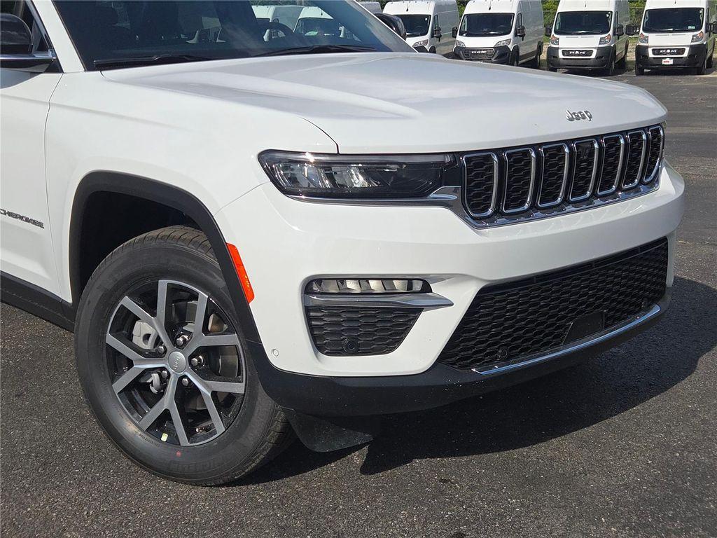 new 2025 Jeep Grand Cherokee car, priced at $43,090