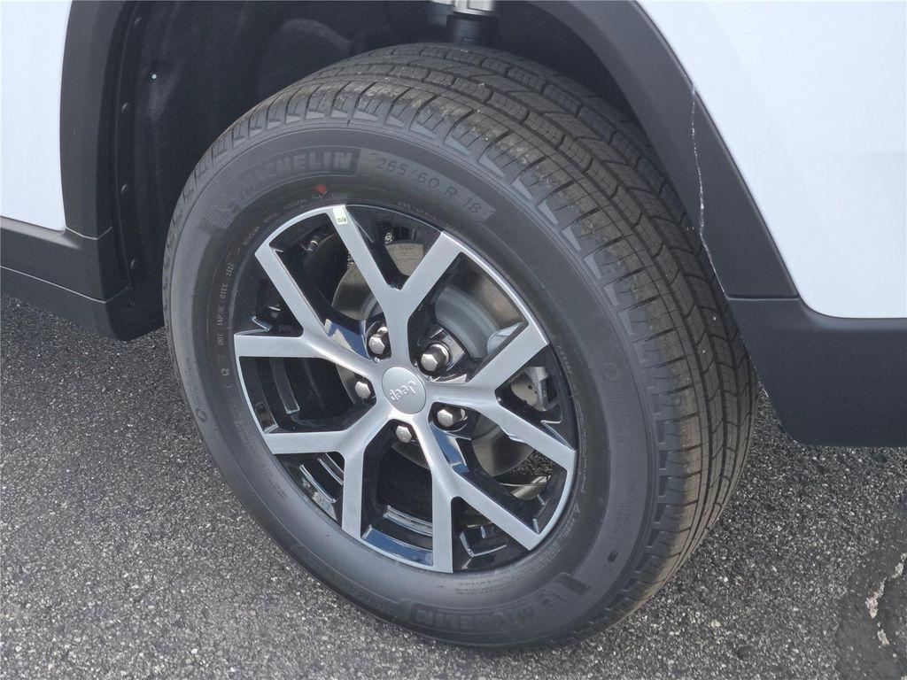 new 2025 Jeep Grand Cherokee car, priced at $43,090
