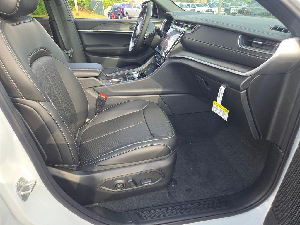 new 2025 Jeep Grand Cherokee car, priced at $43,090