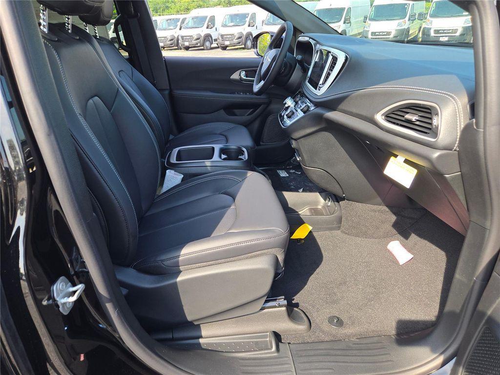 new 2025 Chrysler Pacifica car, priced at $37,733