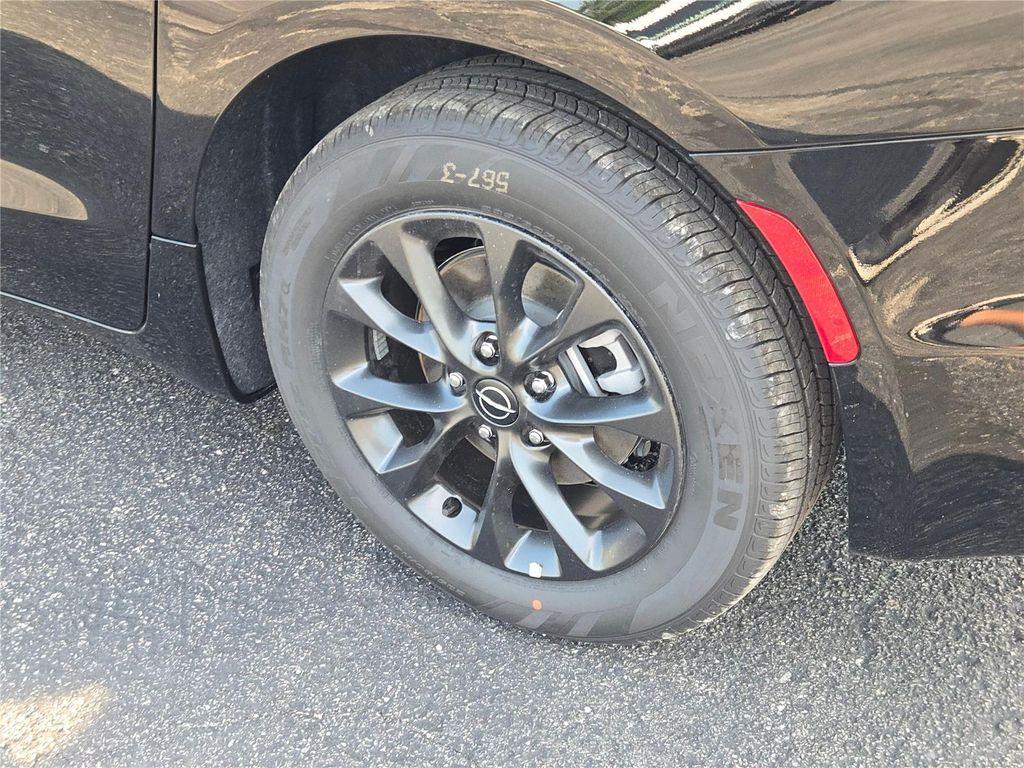 new 2025 Chrysler Pacifica car, priced at $37,733