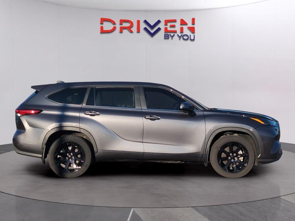 used 2023 Toyota Highlander car, priced at $31,489