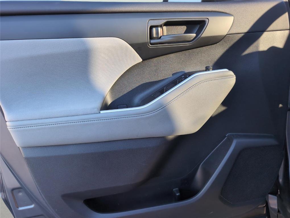 used 2023 Toyota Highlander car, priced at $31,489