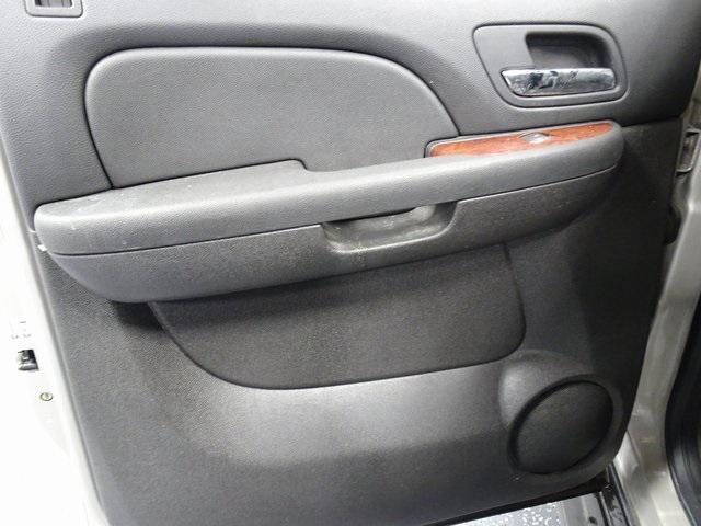 used 2009 Chevrolet Avalanche car, priced at $11,111